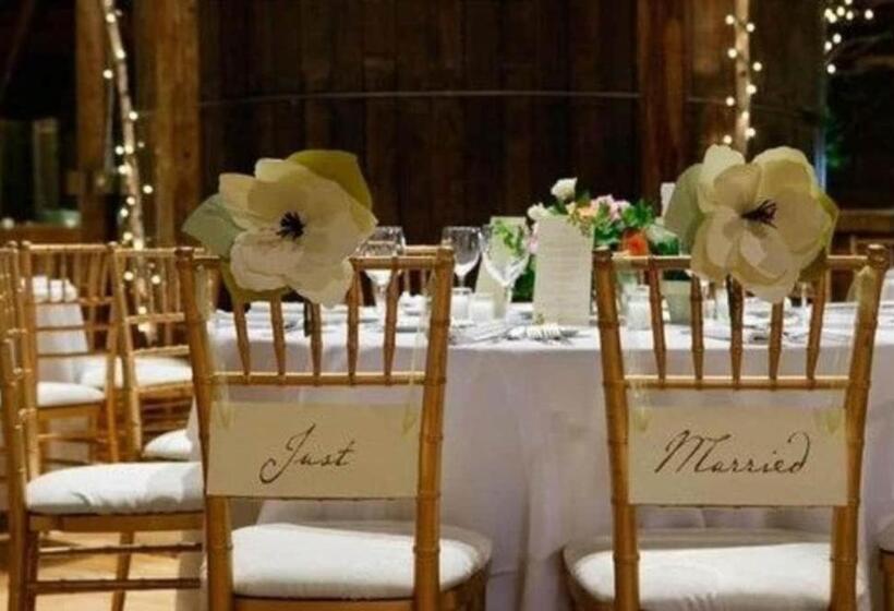 בית מלון כפרי The Inn At Round Barn Farm