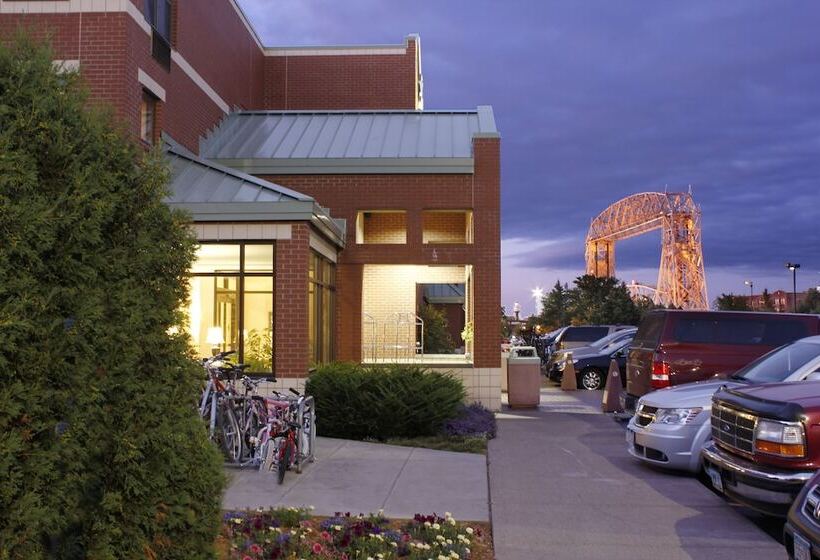 هتل The Inn On Lake Superior