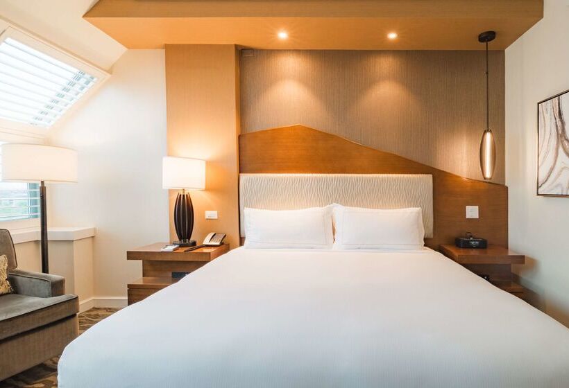 Отель The Inverness Denver, a Hilton Golf & Spa Resort