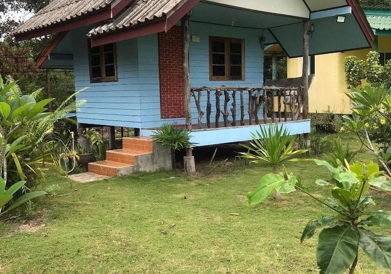 هتل Lee Red House