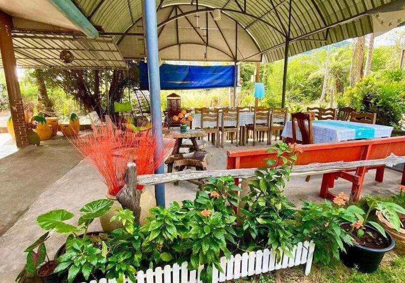 هتل Lee Red House