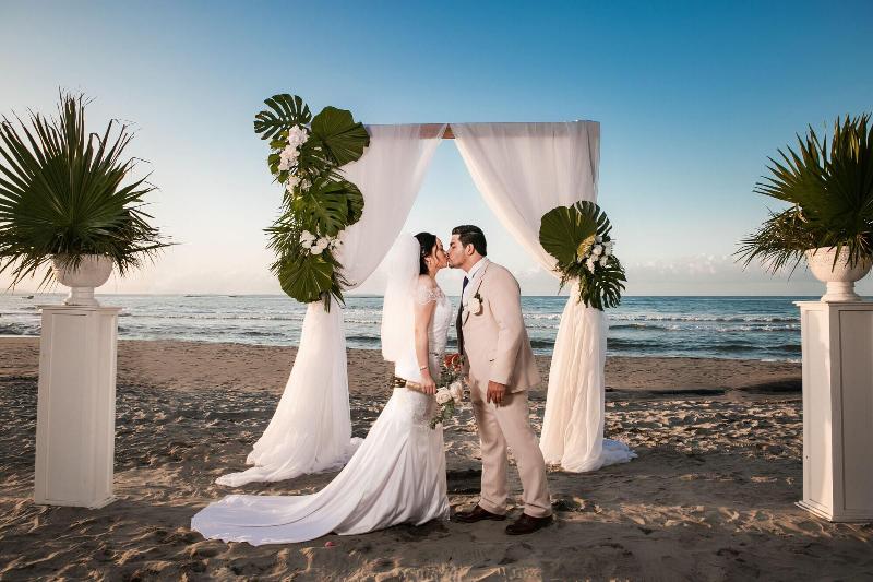 هتل La Ensenada Beach Resort  All Inclusive