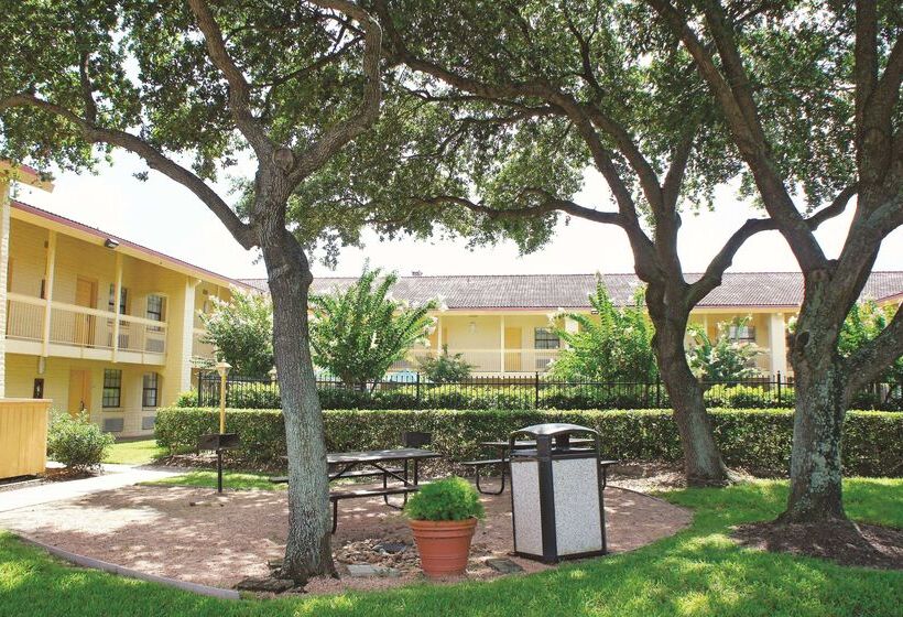 Отель Baymont By Wyndham Houston La Porte