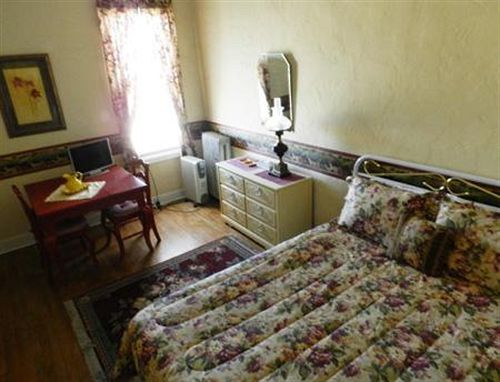 Отель La Plaza Historic  & Restaurant