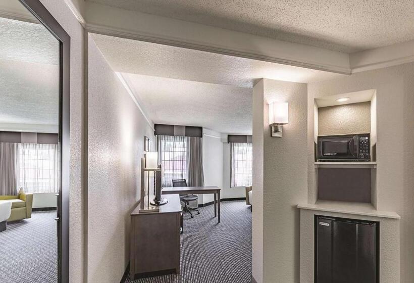 هتل La Quinta By Wyndham Austin At The Domain