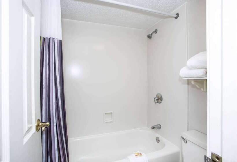 בית מלון כפרי La Quinta Inn By Wyndham Tallahassee North