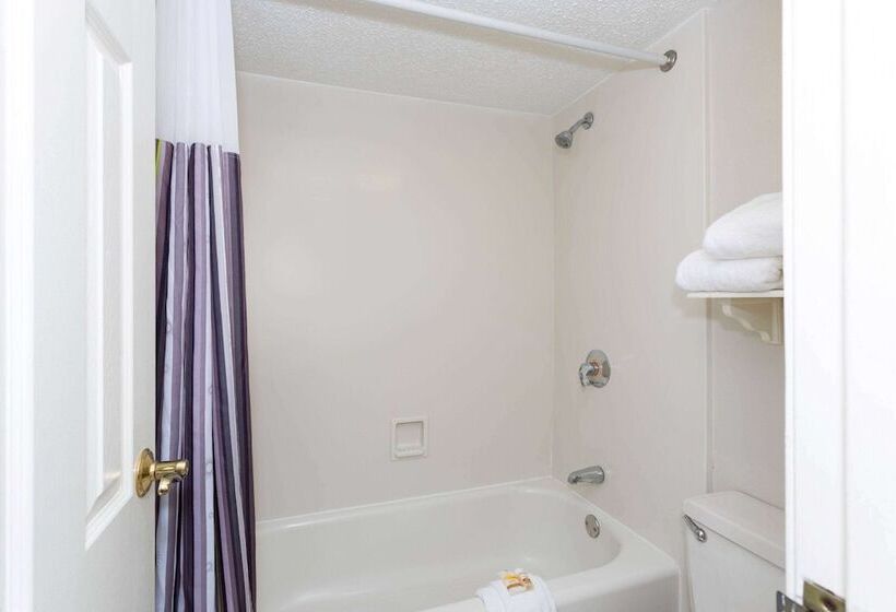 בית מלון כפרי La Quinta Inn By Wyndham Tallahassee North