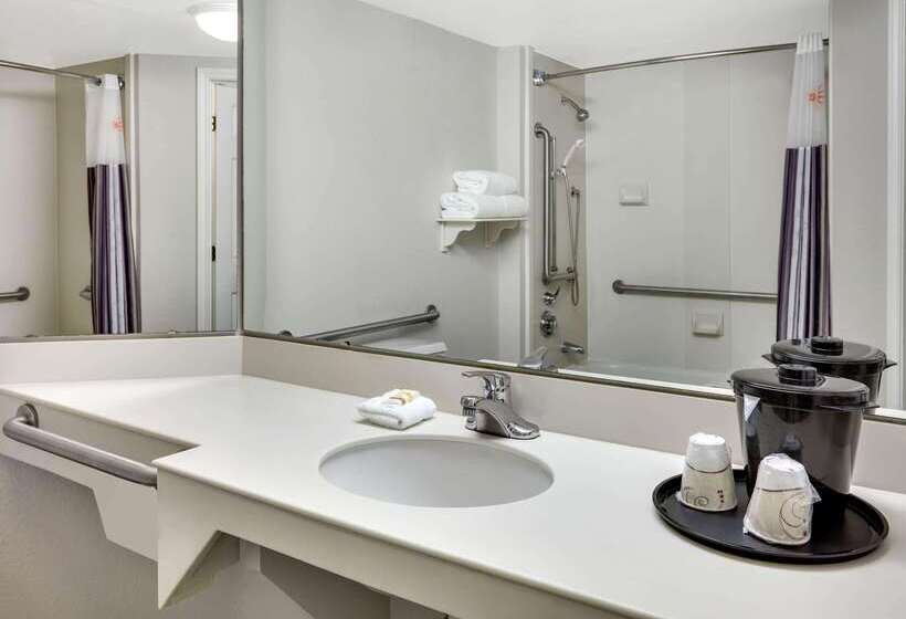 هتل La Quinta By Wyndham Dallas   Addison Galleria