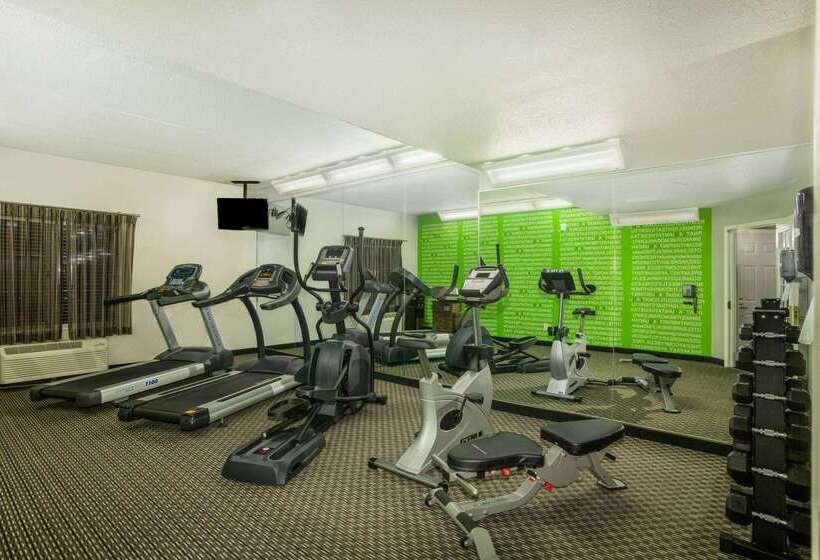 هتل La Quinta By Wyndham St. Louis Westport