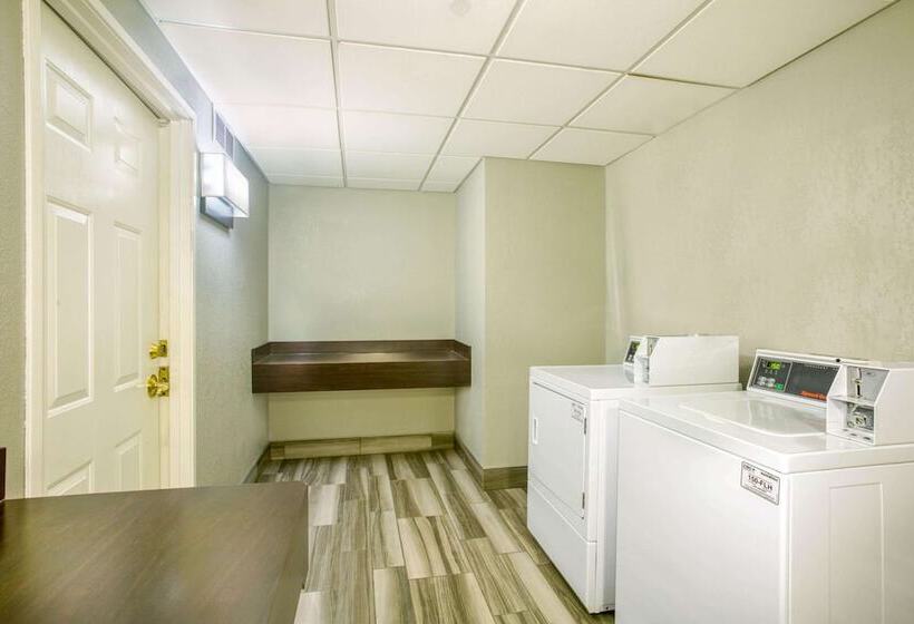 هتل La Quinta By Wyndham St. Louis Westport