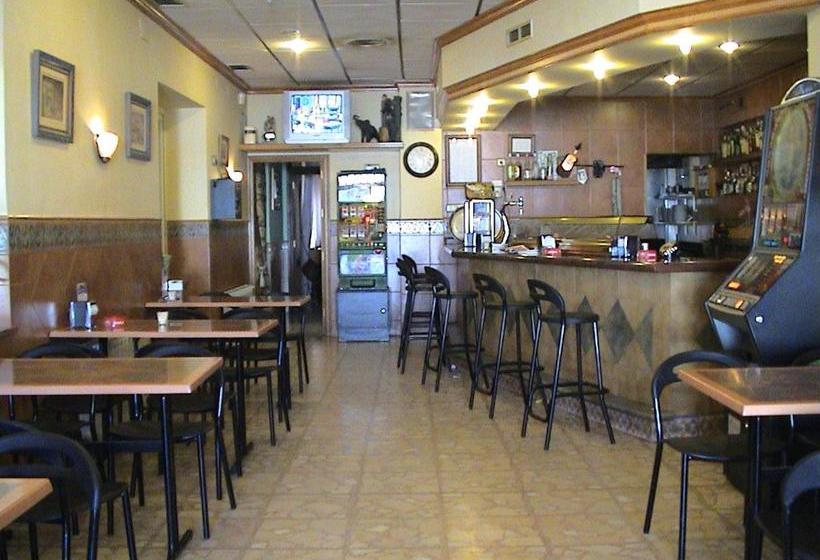 فندق Hostal Restaurante Milan Ii