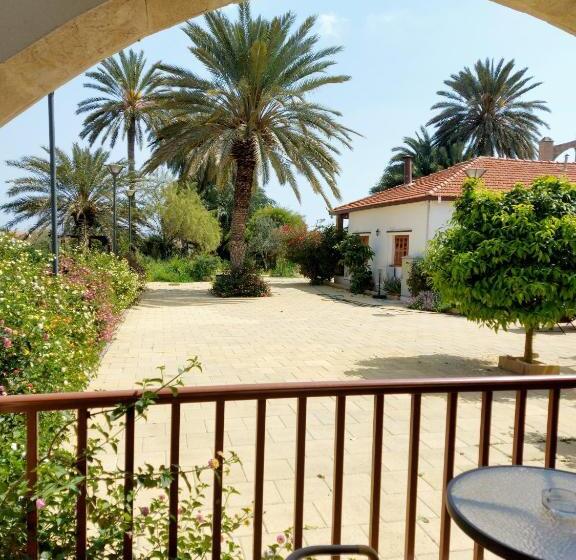 پانسیون Golden Palms Guest House & Cafe