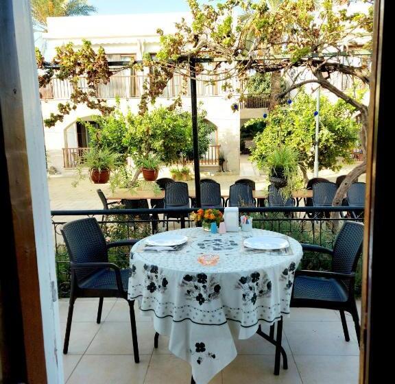 پانسیون Golden Palms Guest House & Cafe