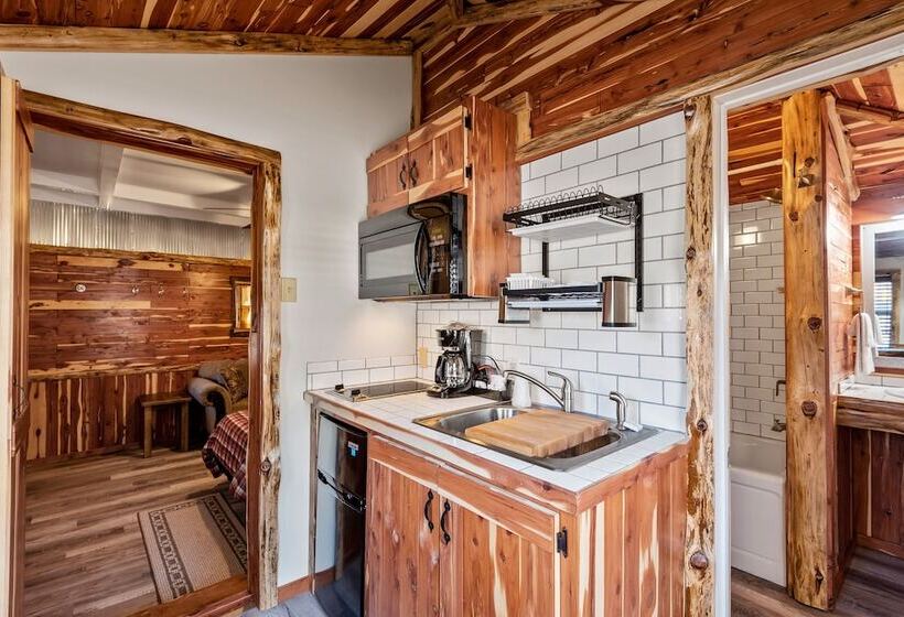 فندق Log Cabin Inn