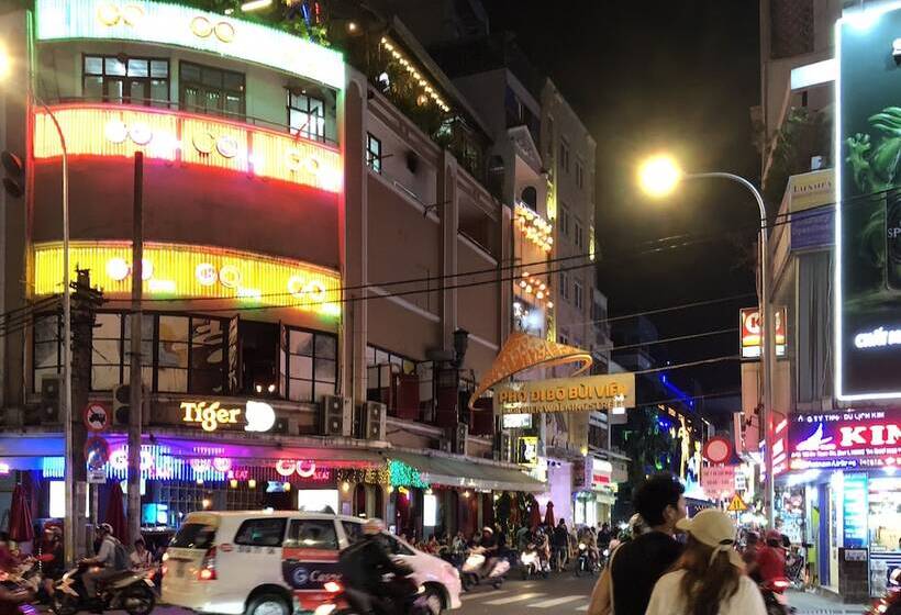 پانسیون Futuristic Inn