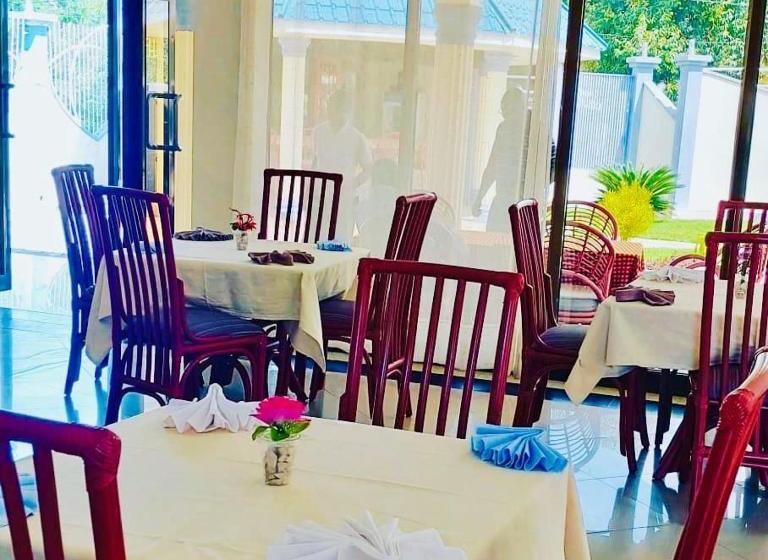 ホテル Lesa Garden