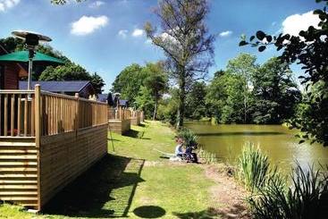 استراحتگاه Upton Lakes Lodges