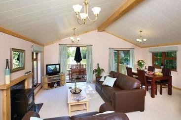 استراحتگاه Upton Lakes Lodges