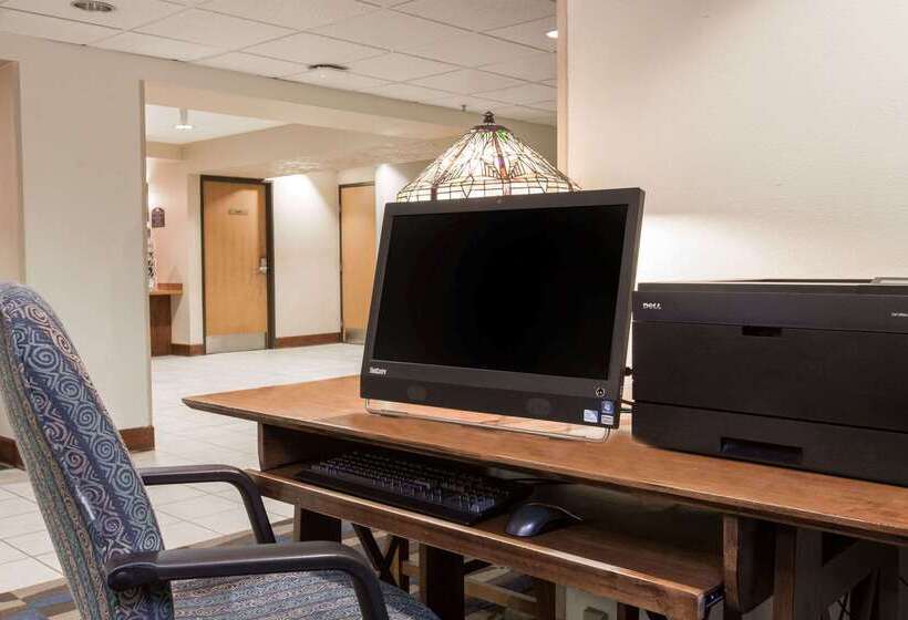 בית מלון כפרי Baymont Inn & Suites By Wyndham Anchorage Airport