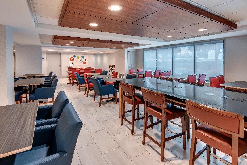 בית מלון כפרי Holiday Inn Express & Suites West Long Branch   Eatontown, An Ihg