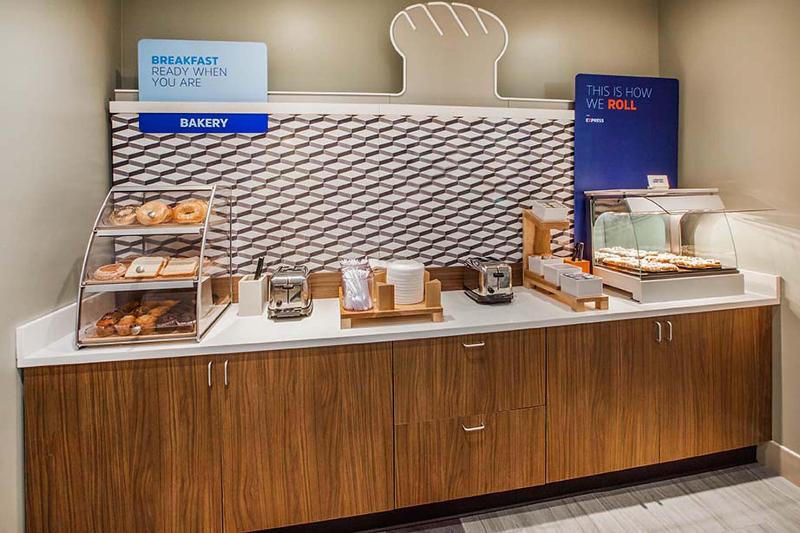 בית מלון כפרי Holiday Inn Express & Suites West Long Branch   Eatontown, An Ihg