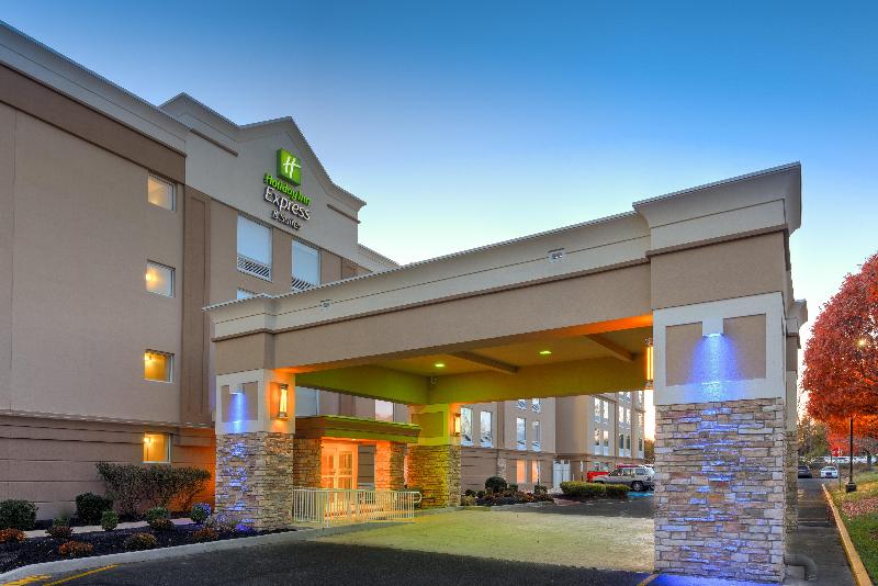בית מלון כפרי Holiday Inn Express & Suites West Long Branch   Eatontown, An Ihg