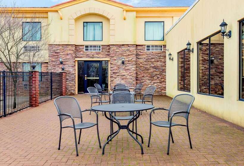 בית מלון כפרי La Quinta Inn By Wyndham West Long Branch