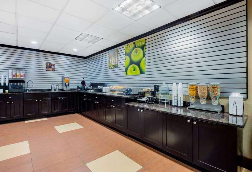 בית מלון כפרי La Quinta Inn By Wyndham West Long Branch