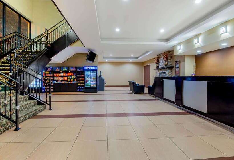 בית מלון כפרי La Quinta Inn By Wyndham West Long Branch