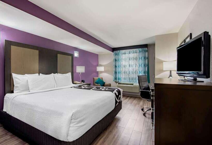 בית מלון כפרי La Quinta Inn By Wyndham West Long Branch