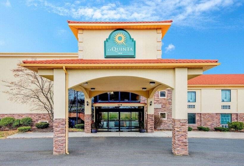 בית מלון כפרי La Quinta Inn By Wyndham West Long Branch