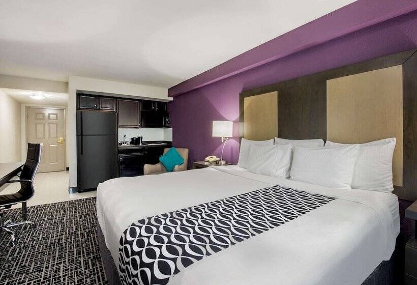 בית מלון כפרי La Quinta Inn By Wyndham West Long Branch