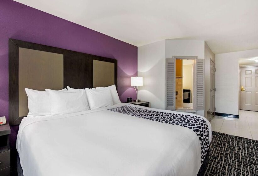 בית מלון כפרי La Quinta Inn By Wyndham West Long Branch