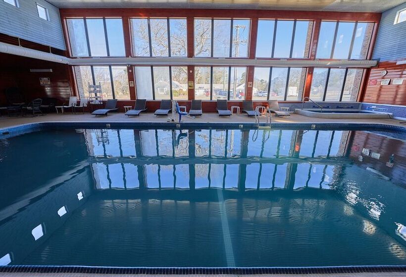 هتل The Mariner Resort Cape Cod By The Red Collection