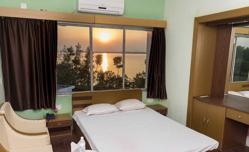 Rajhans Hotel And Resort