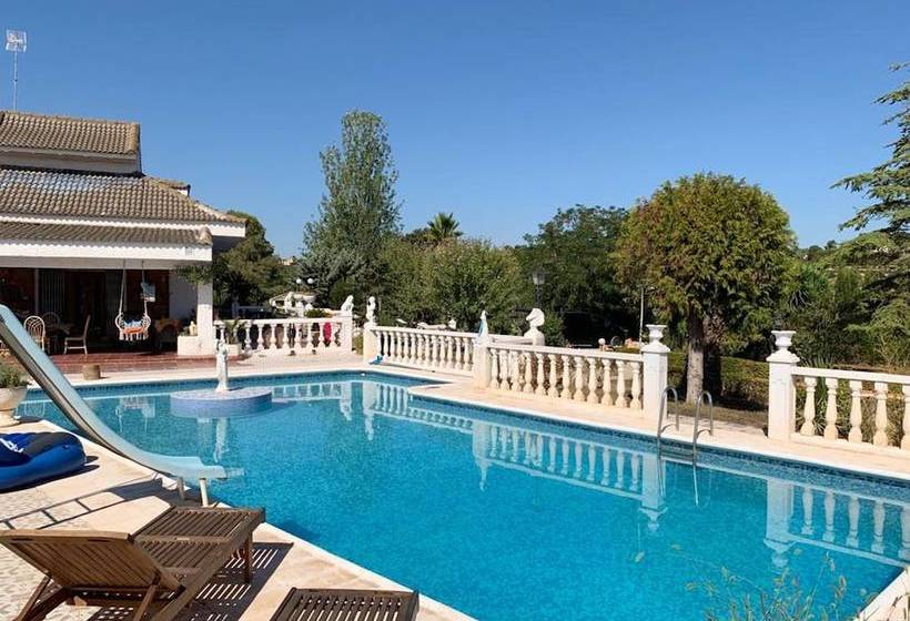 Charming Villa In Turis With Shared Pool And Garden