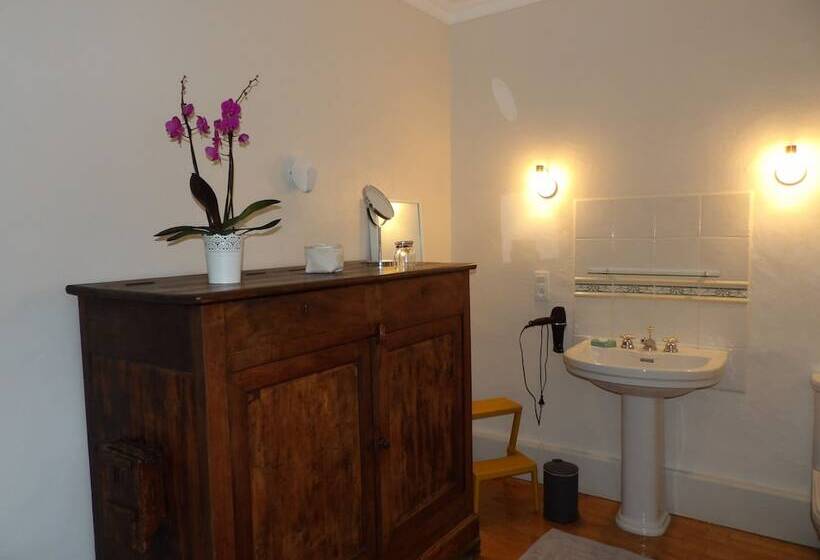 Au Pays De Jacquou : Chambre D’hôtes Et Table D’hôtes