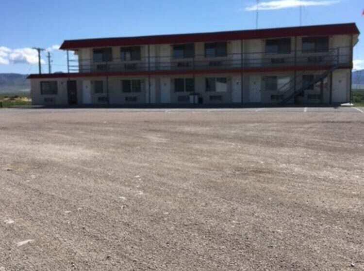 Flag's West Motel