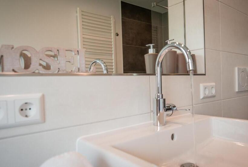 ペンション Weingut Erich Serwazi