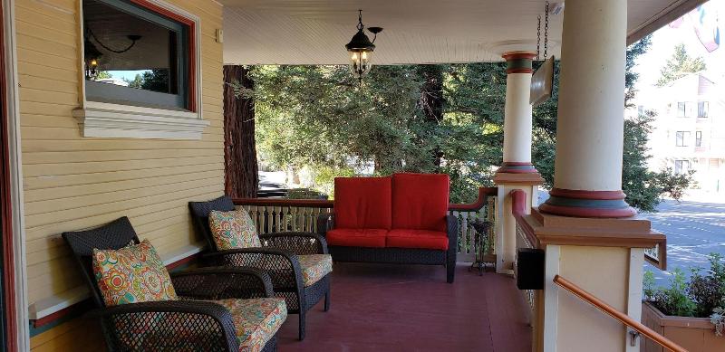 مبيت وإفطار Cabernet House, An Old World Inn