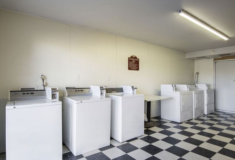 هتل Nendels Inn & Suites Dodge City Airport