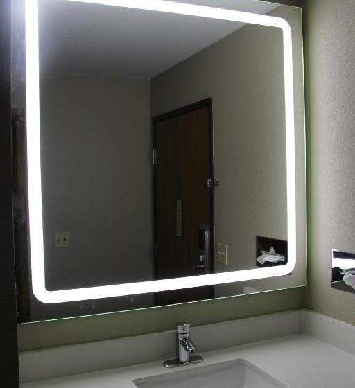 מוטל Westbridge Inn And Suites