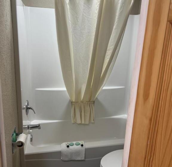 מוטל Westbridge Inn And Suites