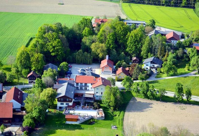 ホテル Gasthof Strasser