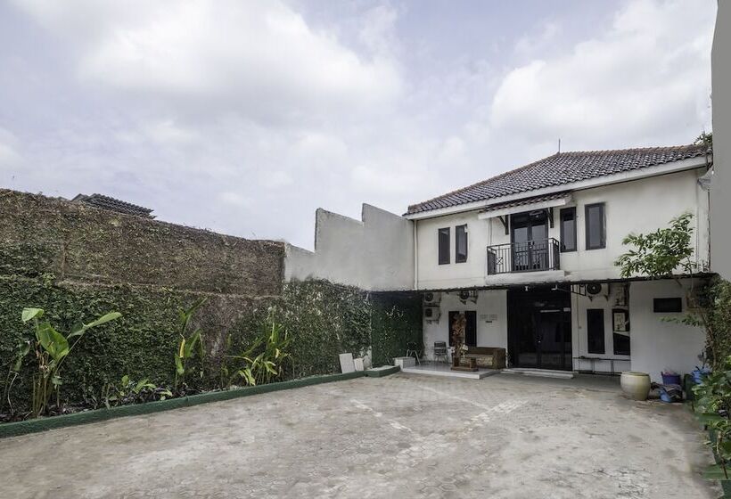 هتل Oyo 2391 Baladewa Residence Syariah