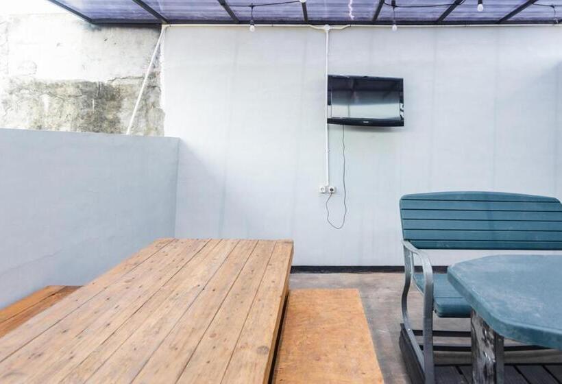 پانسیون Reddoorz Hostel @ Malang City Center 2
