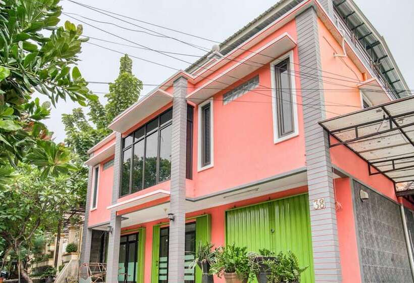 پانسیون Reddoorz Near Taman Mini Jakarta
