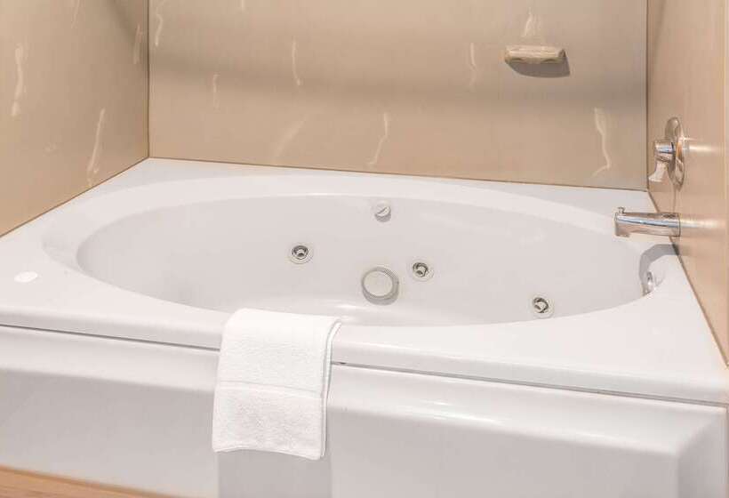 Отель Days Inn By Wyndham Tiffin
