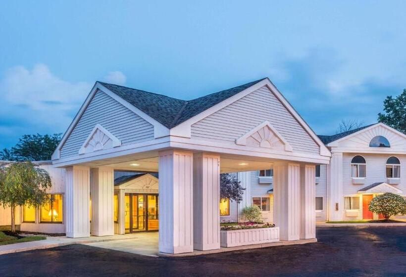Отель Days Inn By Wyndham Tiffin