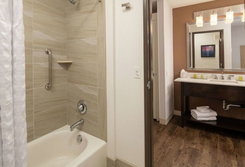 فندق Doubletree By Hilton Portland Tigard